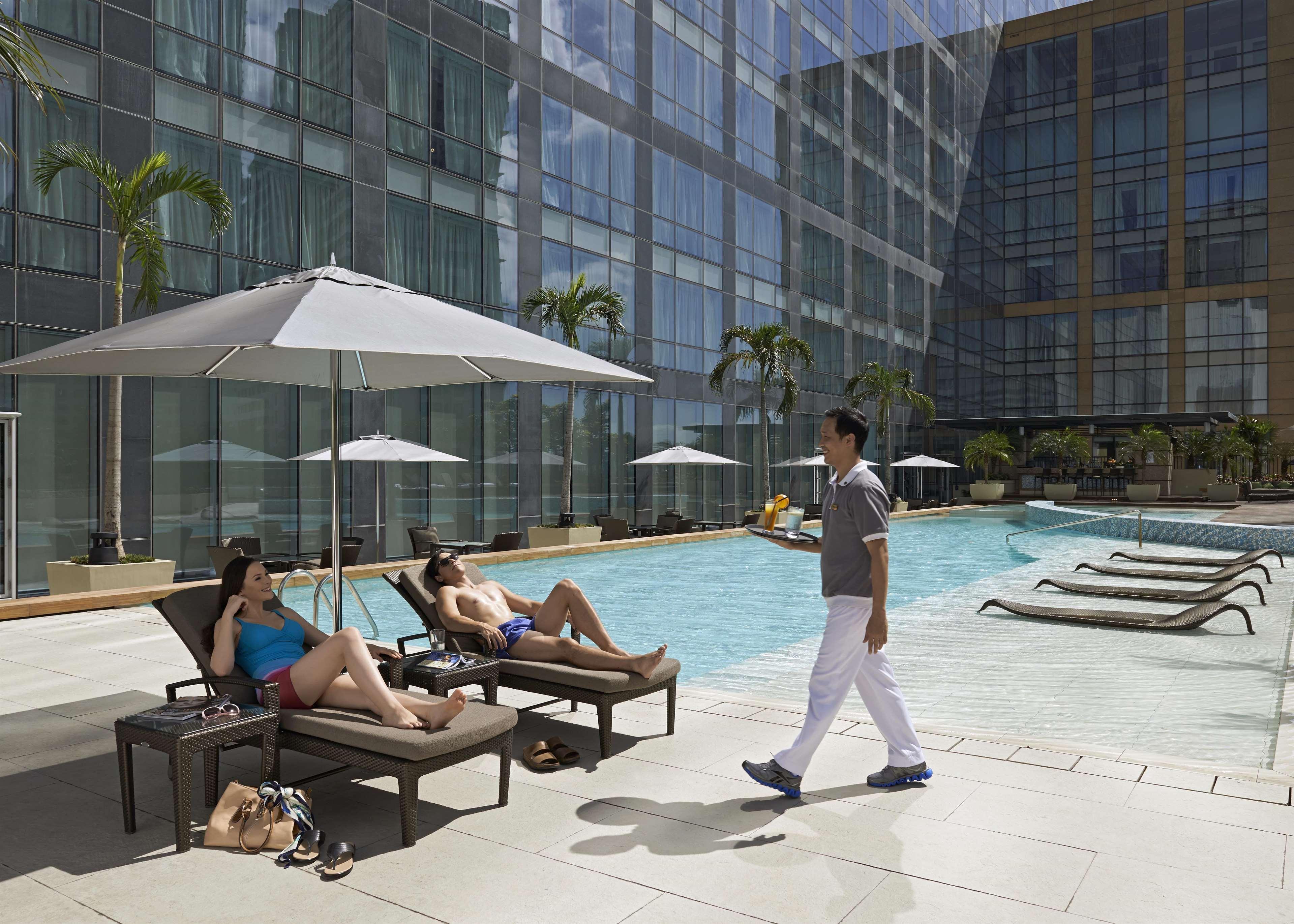 Fairmont Makati Hotel Makati City Exterior photo The pool at the hotel