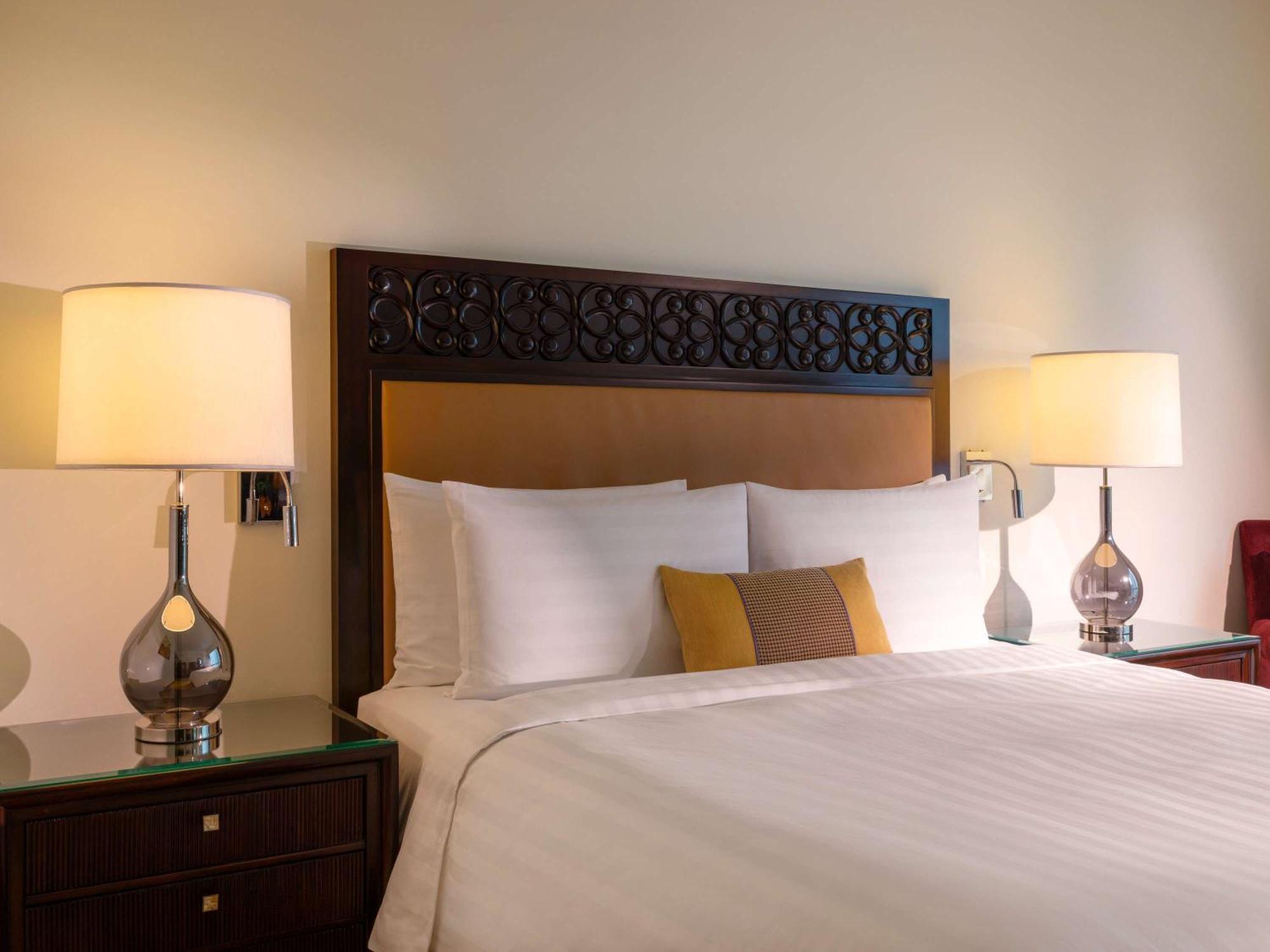 Fairmont Makati Hotel Makati City Exterior photo A bed with a headboard