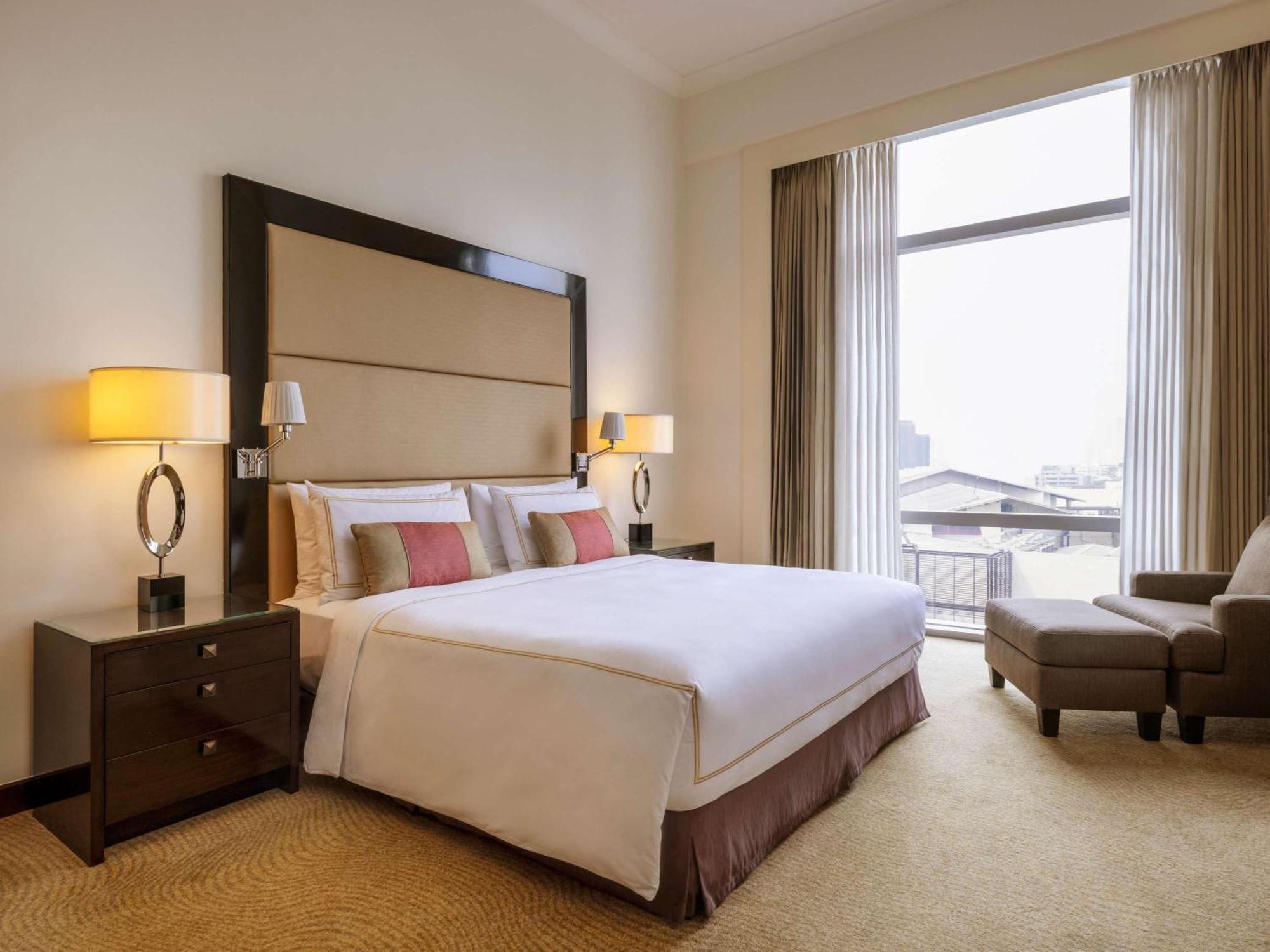Fairmont Makati Hotel Makati City Exterior photo A bedroom at the hotel